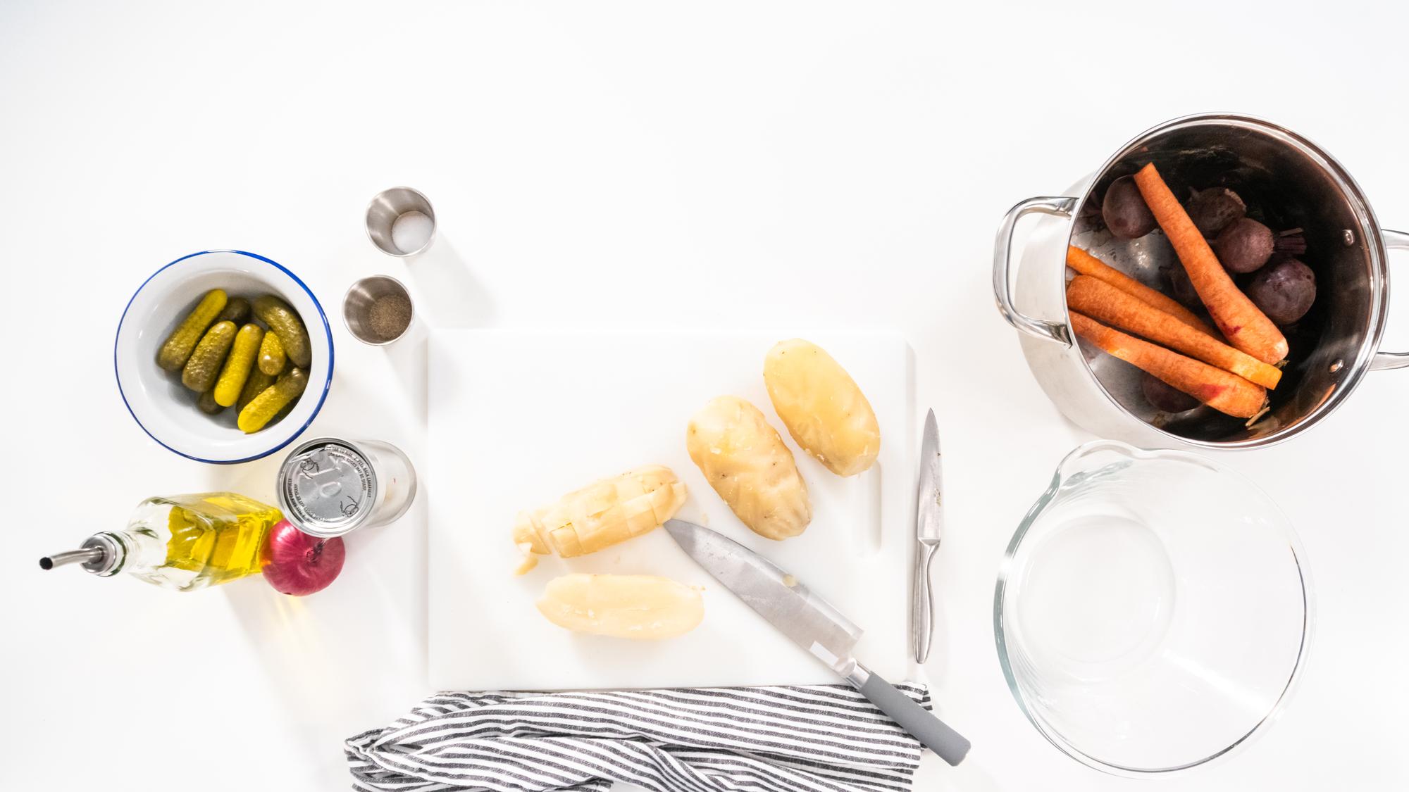 Tavolo con ingredienti organizzati